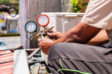 Close of hand holding manometers, measuring equipment for filling air conditioners.