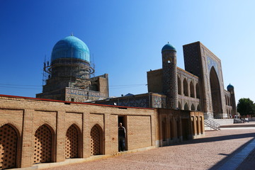 中央アジア　シルクロードの旅　ウズベキスタン　サマルカンド　レギスタン広場　ティラカリ・メドレセ