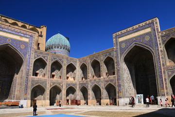 Fototapeta na wymiar 中央アジア　シルクロードの旅　ウズベキスタン　サマルカンド　レギスタン広場　シェルドル･メドレセ