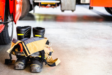 Special clothes to extinguish fires, the firemen use these boots not to burn when entering fires.