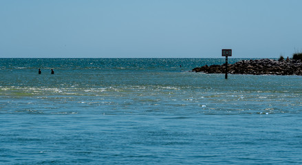 Naklejka premium Calm waters gently wrap the shore on the Gulf of Mexico
