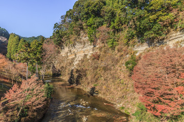 秋の奥養老橋からみた懸崖境の風景