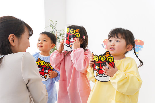 幼稚園で節分の豆まきをする子どもたち