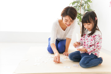 英語教室でカルタをする子どもたち