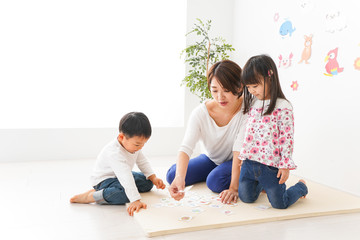 Fototapeta premium 英語教室でカルタをする子どもたち