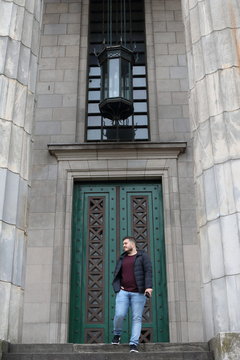 hombre posando en arquitectura