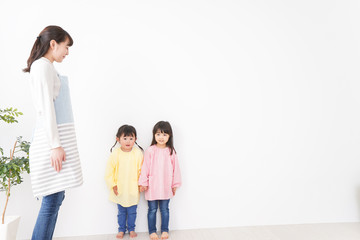 Fototapeta premium 背比べをする子どもたち