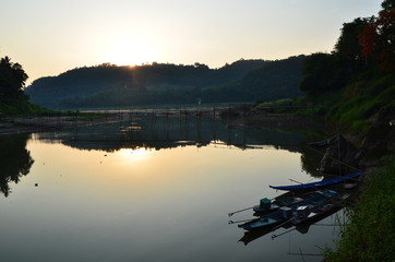ラオスの世界遺産　ルアンパバーンのメコン川　美しい夕日と竹の橋