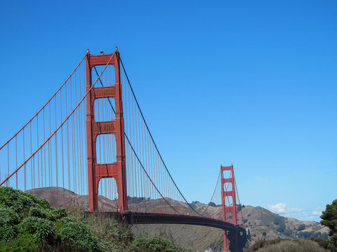 A horizontal photo of the golden gate bridge in San Franisco.