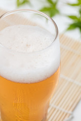 白背景のグラスに注がれた飲みかけのビール