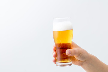 白背景でグラスビールを持った女性の手