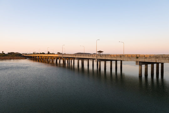 Brücke für den Insel-Transfer bei Sonnenaufgang