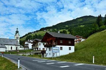 Fototapeta na wymiar Austrian Alps-view on the village Untertilliach