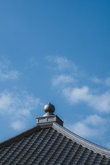 Fototapeta na wymiar Temple roof and blue sky