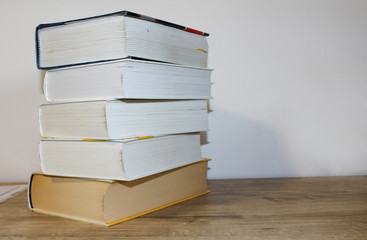 Stapel von Büchern mit deutlichen Gebrauchsspuren.