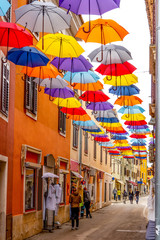 Einkaufszone Novigrad mit Schirmen, Kroatien