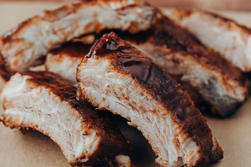Delicious barbecued ribs seasoned with a spicy basting sauce