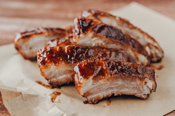 Delicious barbecued ribs seasoned with a spicy basting sauce