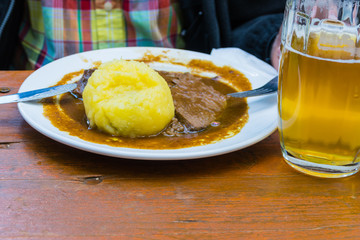 Bayerisches Mahl Schweinebraten Kloß und Bier 