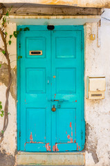 mooie groenblauw turquoise houten deur met brievenbus