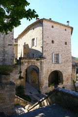 Une grande bâtisse à Barjac dans le Gard