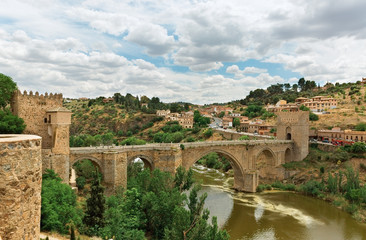 Fototapeta na wymiar Roman bridge in Toledo