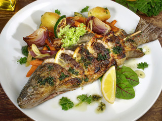 Forelle gebraten - mit Bratkartoffeln und Grillgemüse