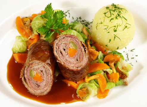 Rinderrouladen auf Gem&uuml;se mit Kn&ouml;del