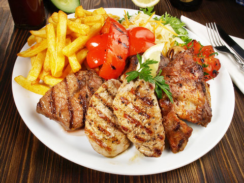 Grillteller mit Pommes Frites und Gem&uuml;se