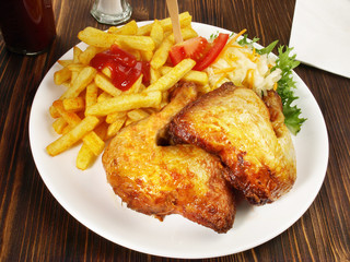 Grillhähnchenkeulen mit Pommes Frites