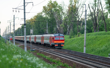 Fototapeta premium przejażdżki pociągiem pasażerskim wieczorem