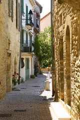 une ruelle dans Barjac, village du Gard