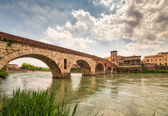 Naklejka premium Roman bridge crossing river in Verona
