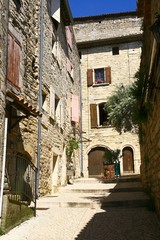 une ruelle de Barjac, village dans le Gard