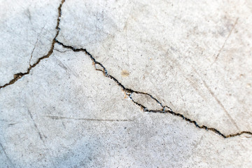 Crack on cement floor - Crepa su pavimento di cemento