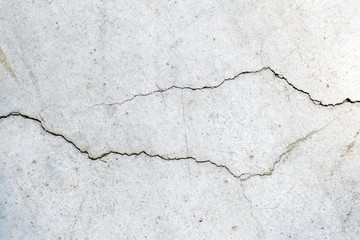 Crack on cement floor - Crepa su pavimento di cemento