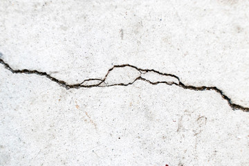 Crack on cement floor - Crepa su pavimento di cemento