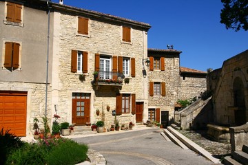 Fototapeta na wymiar une rue dans Barjac, village du Gard