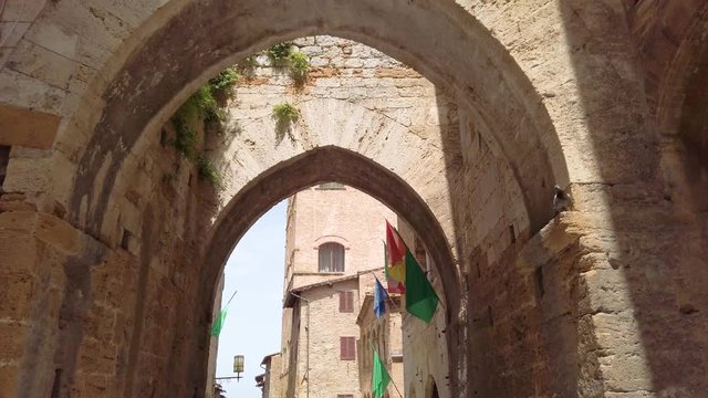 San Gimignano, antica citt&agrave; medievale. Le sue alte torri, la chiesa e le case.