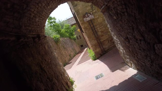 San Gimignano, antica citt&agrave; medievale. Le sue alte torri, la chiesa e le case.