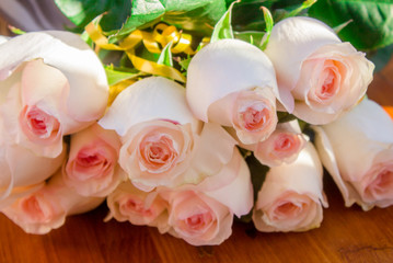 Obraz na płótnie Canvas Bouquet of pink roses, side view.