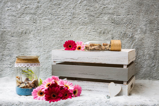 Vintage Kiste aus Holz mit Muscheln und Blumen
