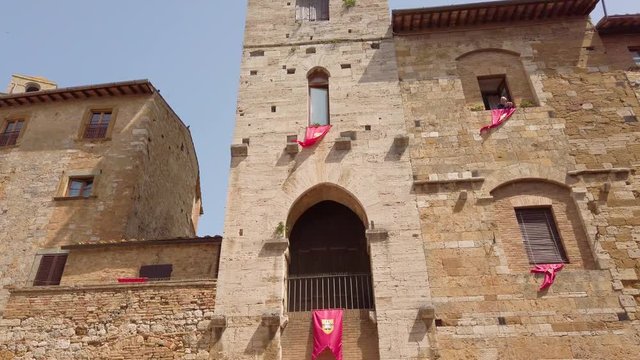 San Gimignano, antica citt&agrave; medievale. Le sue alte torri, la chiesa e le case.