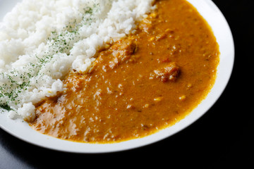 白い丸いプレートのカレーライス