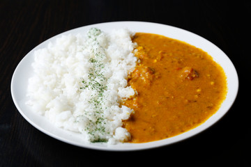 白い丸いプレートのカレーライス