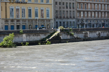 Grenoble, juin 2019, voie sur berge fermée, risque d’inondation