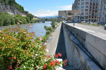 Grenoble, juin 2019, voie sur berge fermée, risque d’inondation