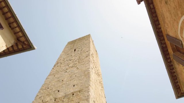 San Gimignano, antica citt&agrave; medievale. Le sue alte torri, la chiesa e le case.