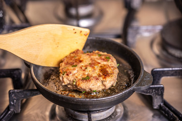 Fry cutlet in the pan