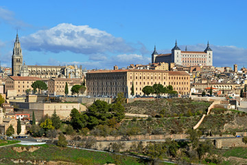 Fototapeta na wymiar Beautiful view of the historic city and the architecture of Toledo.